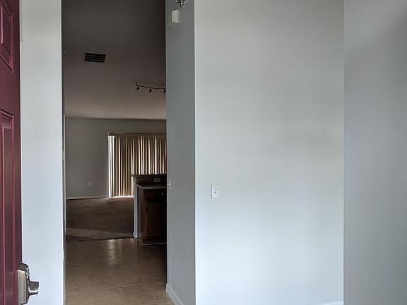 3rd image of 914 Derbyshire Dr