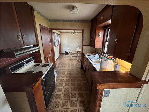 3rd image of 216 W Jackson St