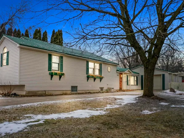 732 N Hemlock St, Evart, MI 49631
