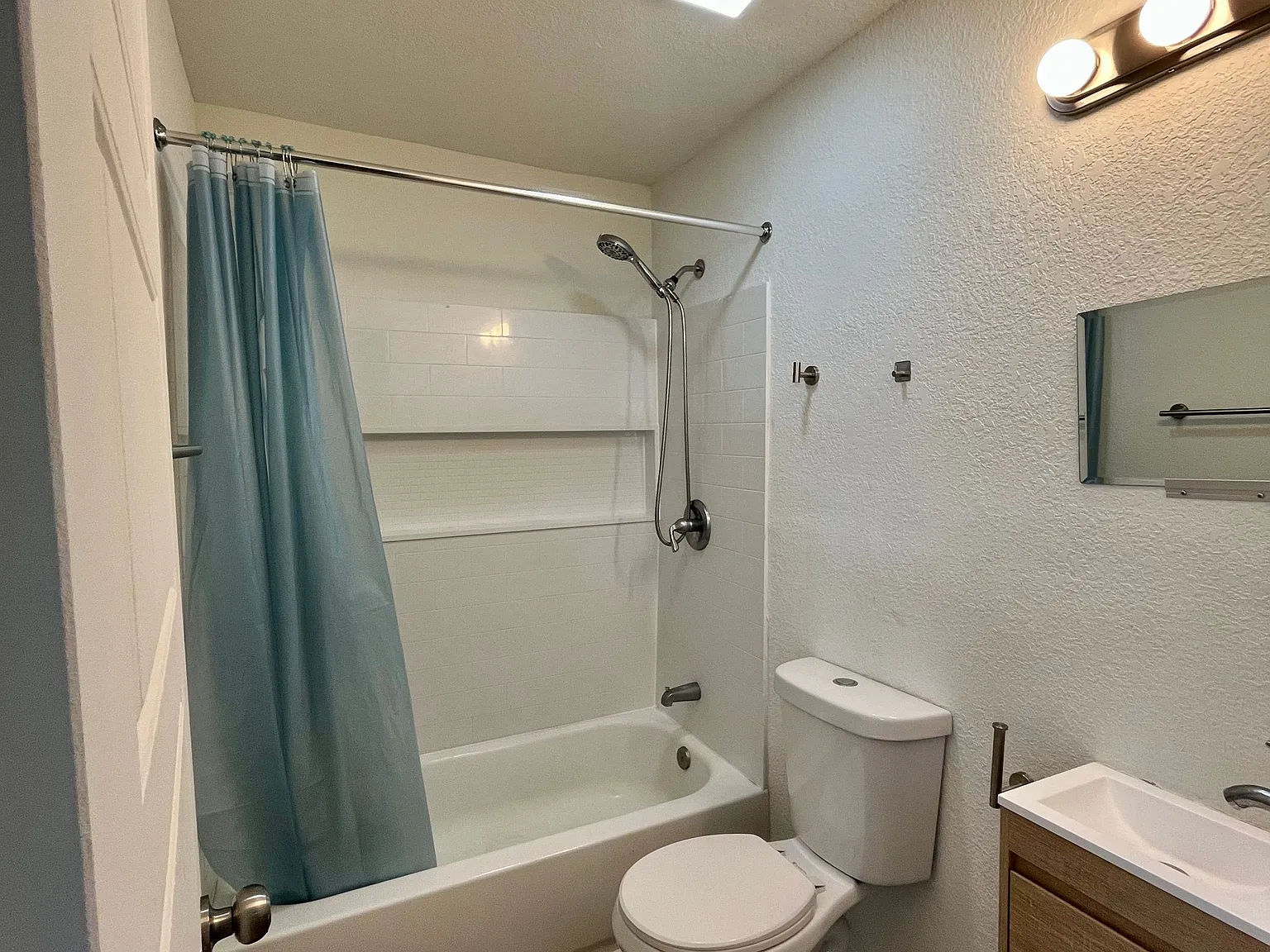 1 bed, 1.0 bath, 111 sqft, $900 — Photo 4
