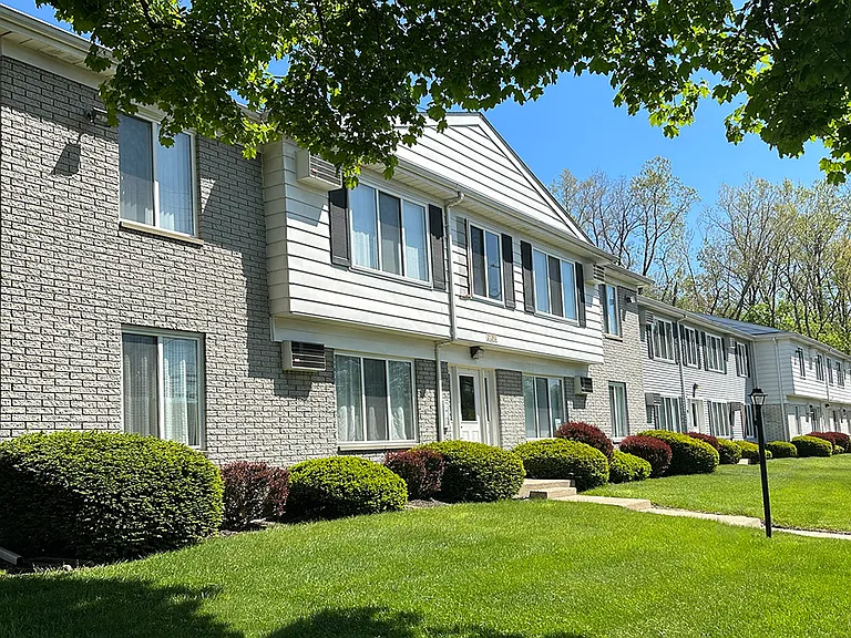 Southfield schools, shopping, entertainment are all close by and life and sweet at this quiet residential apartment community.