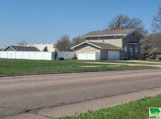 532 12th St SW, Le Mars, IA 51031