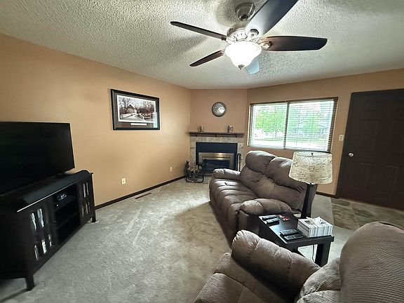 4th image of 2408 Steven Ave