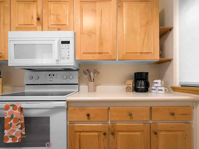 470 Woodside Ave #6 — Photo 3