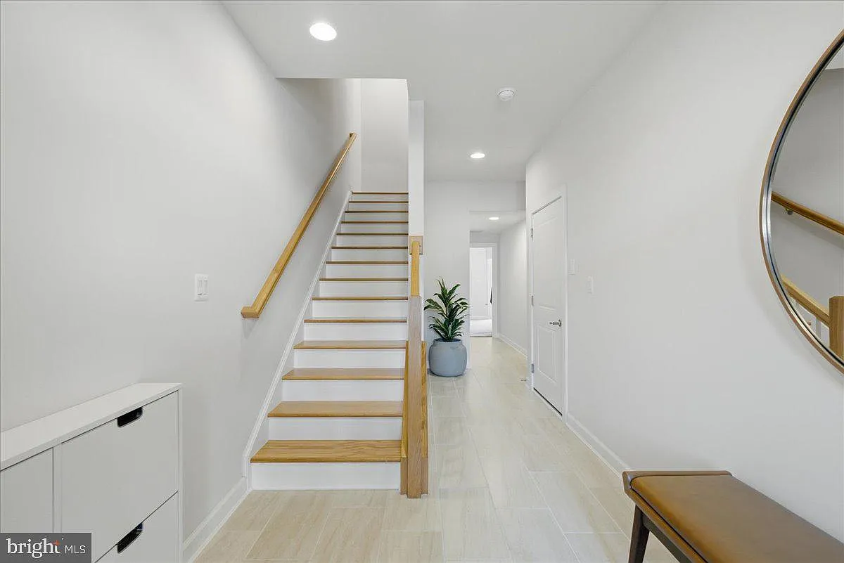 3 bed, 3.5 bath, 2480 sqft, $4,600 — Photo 2