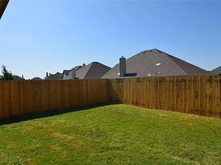 913 Fleming St — Photo 17