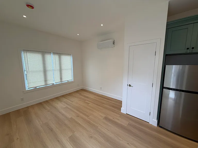915 E Cota St #STUDIO — Photo 7