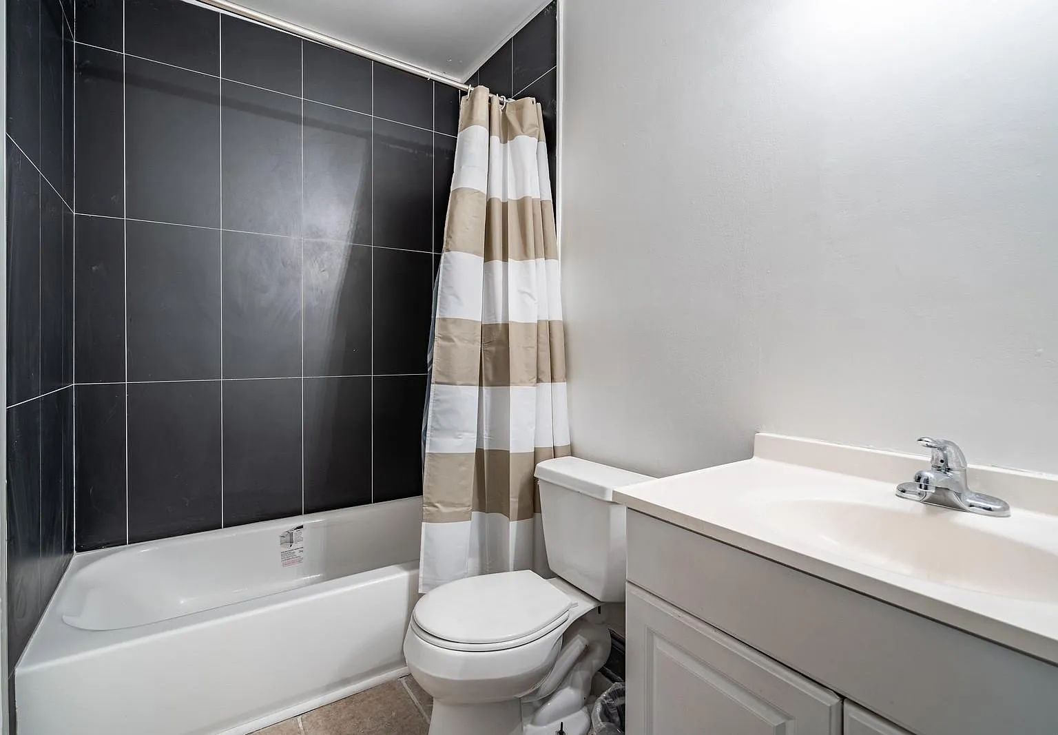 4 bed, 2.0 bath, 1100 sqft, $776 — Photo 3