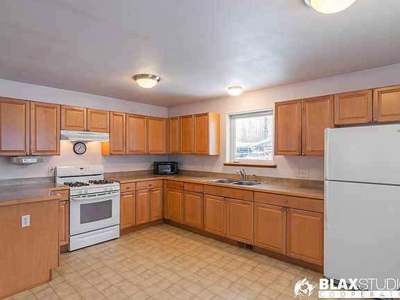 3rd image of 817 25th Ave