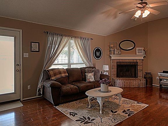 4th image of 553 Cambridge Dr
