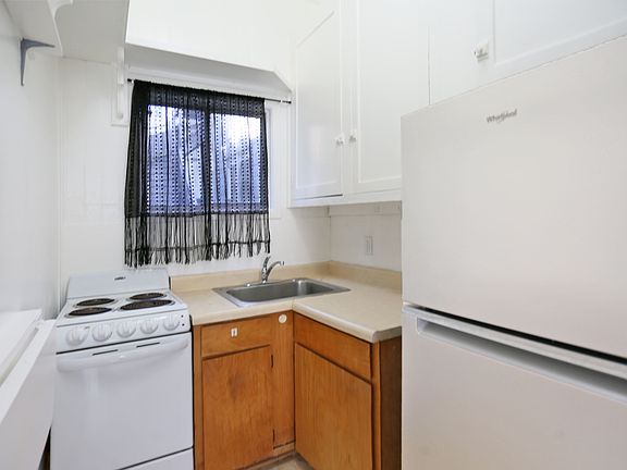 5th image of 2803 1/2 Greenwich St #2803