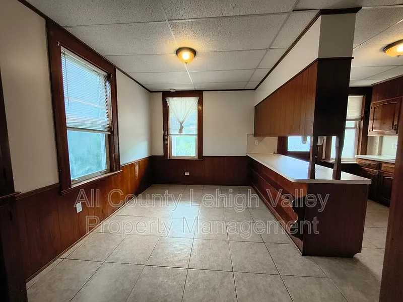 5 bed, 1.0 bath, 1950 sqft, $2,595 — Photo 4