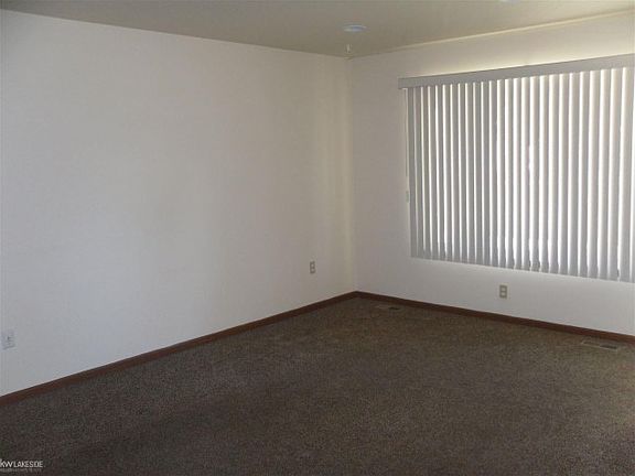 5th image of 26625 Groveland St