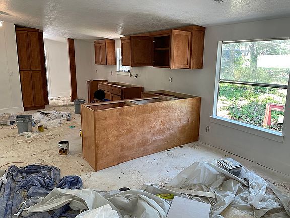 4th image of 301 Shoreline Dr