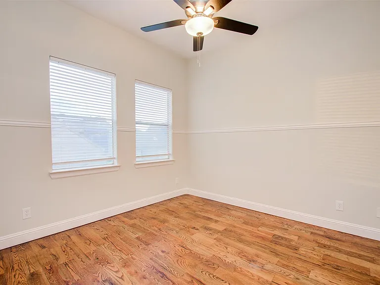 1733 Tuam St — Photo 26