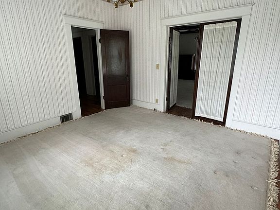 5th image of 402 S Summer St