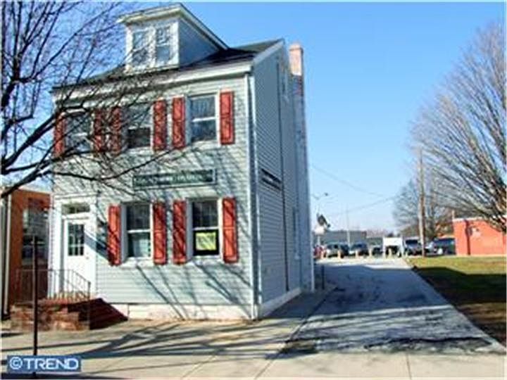 2nd image of 221 E Locust St #2