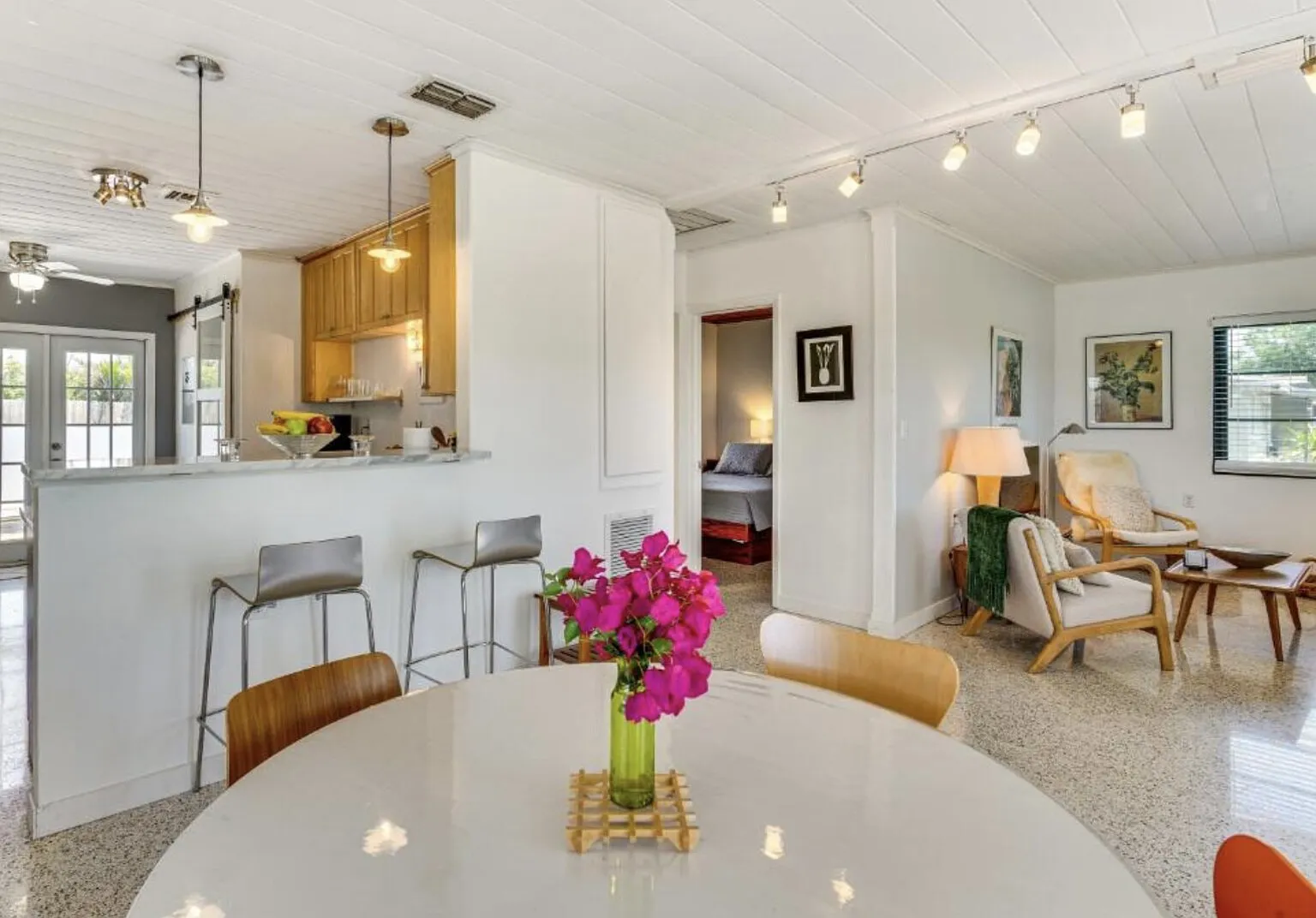 Sunny ,bright 2 bedroom house ,Lovey Patio. In quiet safe neighborhood — Photo 1