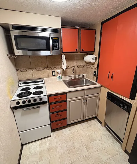504 Woodford Ave — Photo 6