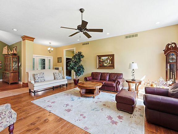 5th image of 130 Peach Tree Ln