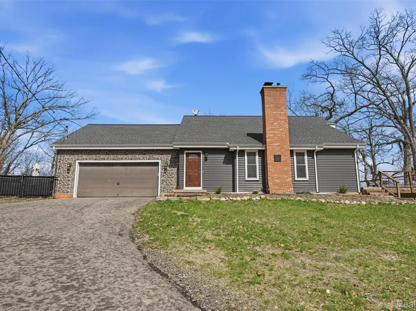 2929 Acorn Ln, Howell, MI 48843