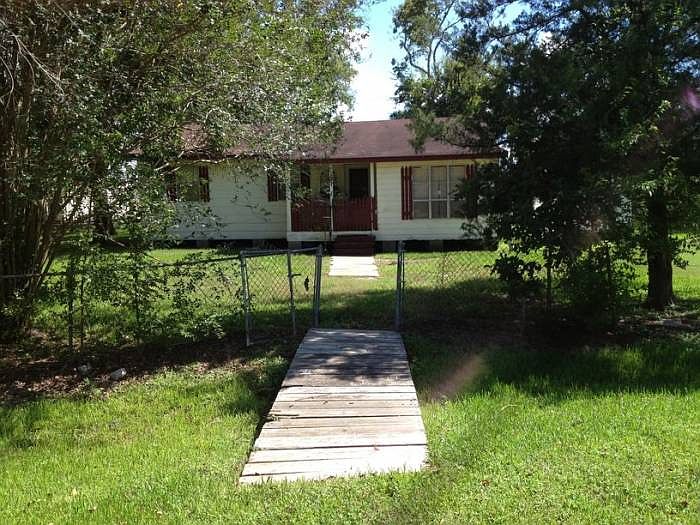 Front view of property
