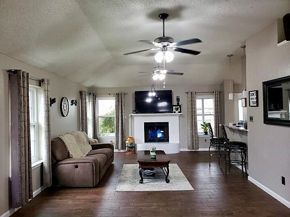 2nd image of 2209 Creek Dr