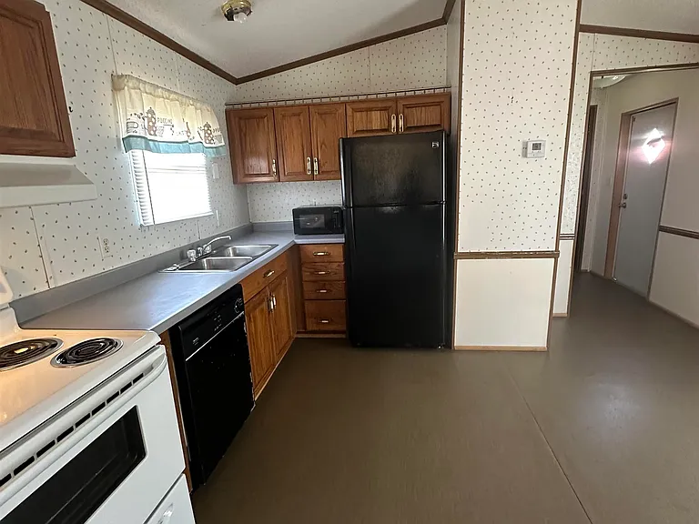 142B Roy St — Photo 4