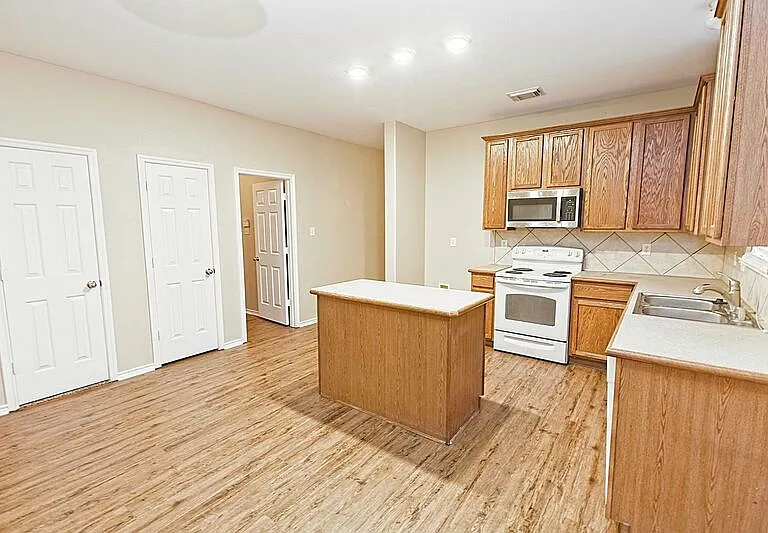 4009 Hidden Meadow Ct — Photo 9
