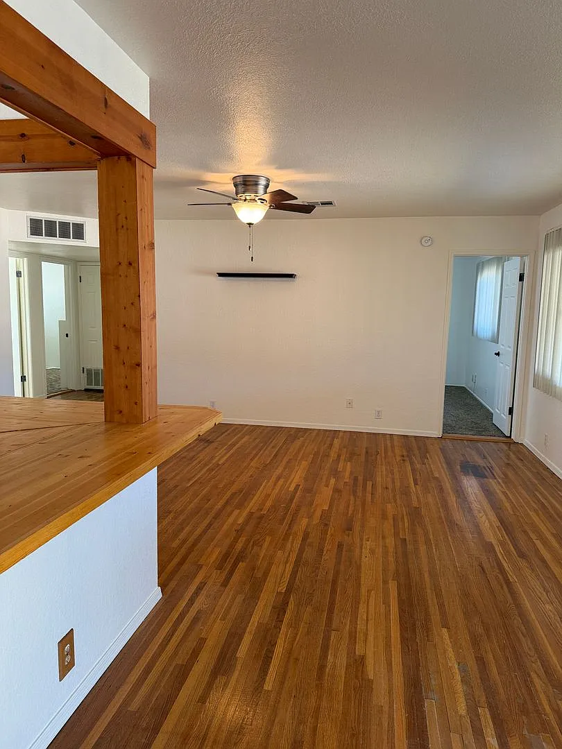 4 Bedrooms, 2 bathrooms with refrigerated Air. — Photo 4