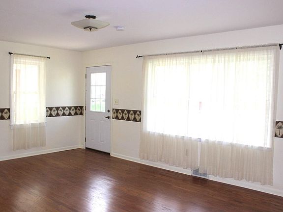 Living Room/Entry Area