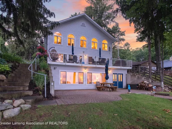8274 W Higgins Lake Dr, Roscommon, MI 48653