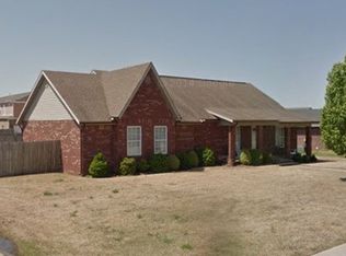 667 N Meadowlands Dr, Fayetteville, AR 72704