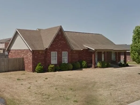 667 N Meadowlands Dr, Fayetteville, AR 72704