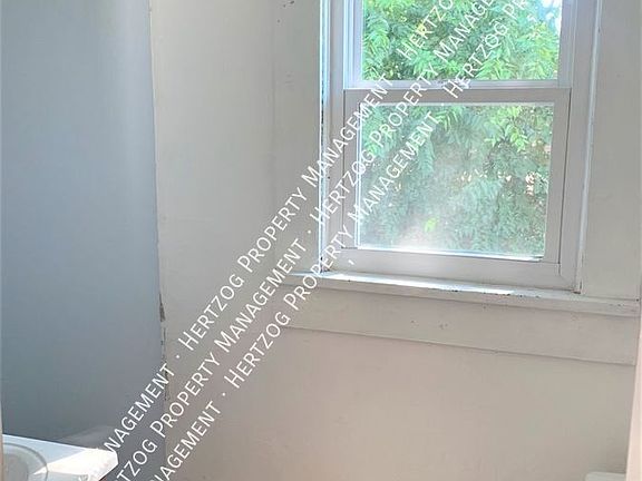 4th image of 205 1/2 S Elm St