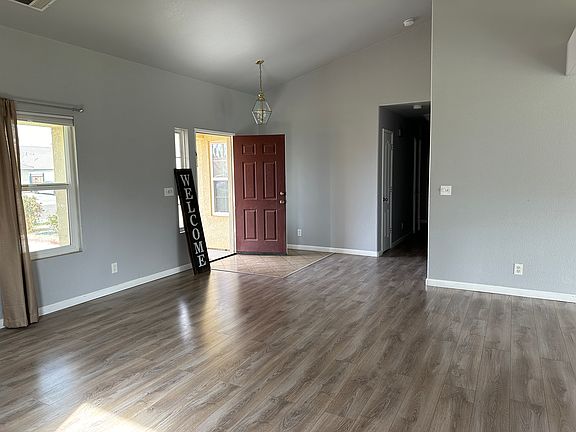 5th image of 684 Kensington Cir
