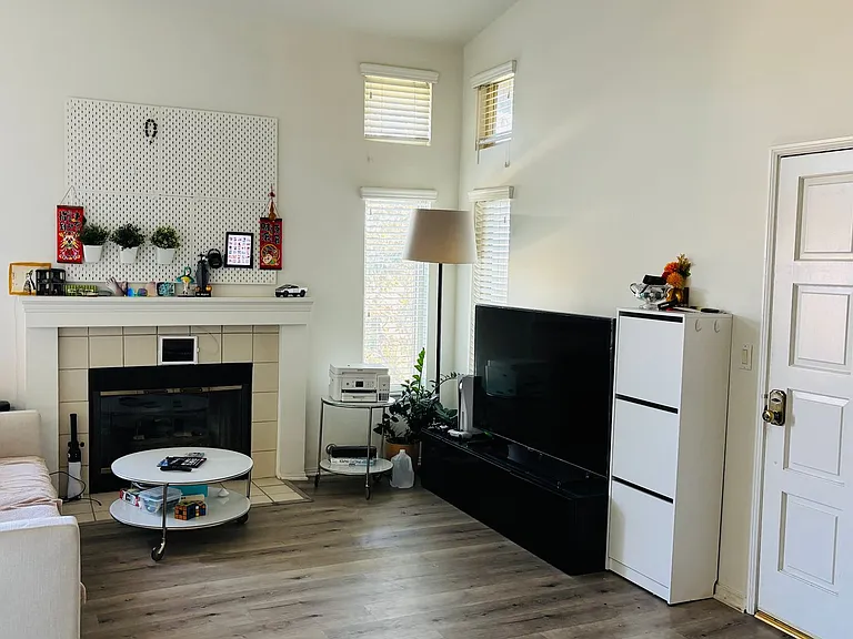 825 Warwick Ave — Photo 2