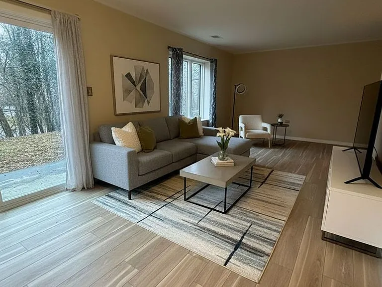 329 Shenandoah Cir — Photo 2