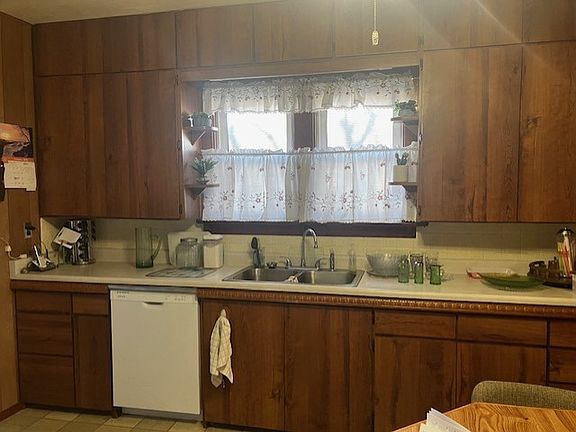 4th image of 425 E Dakota St