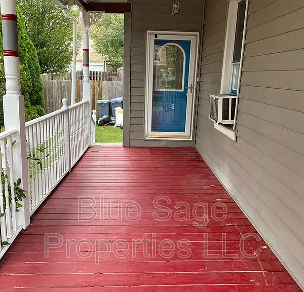 913 8th Ave — Photo 2