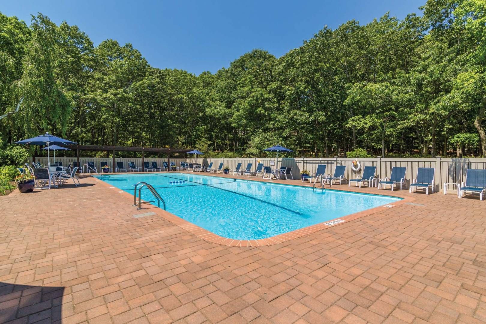  Huge Pool w/ Bathrooms & Showers