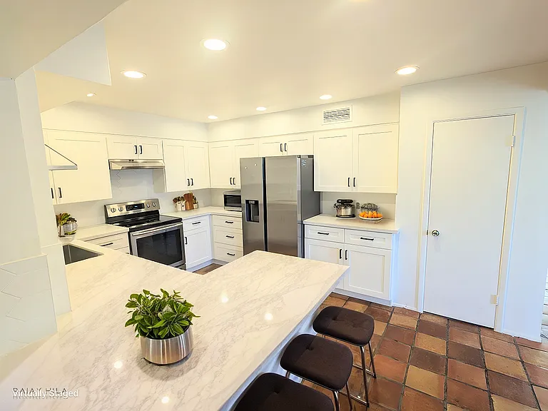 7662 E Minnezona Ave — Photo 9
