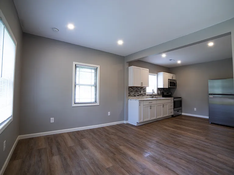 2511 N Baker Ave — Photo 14