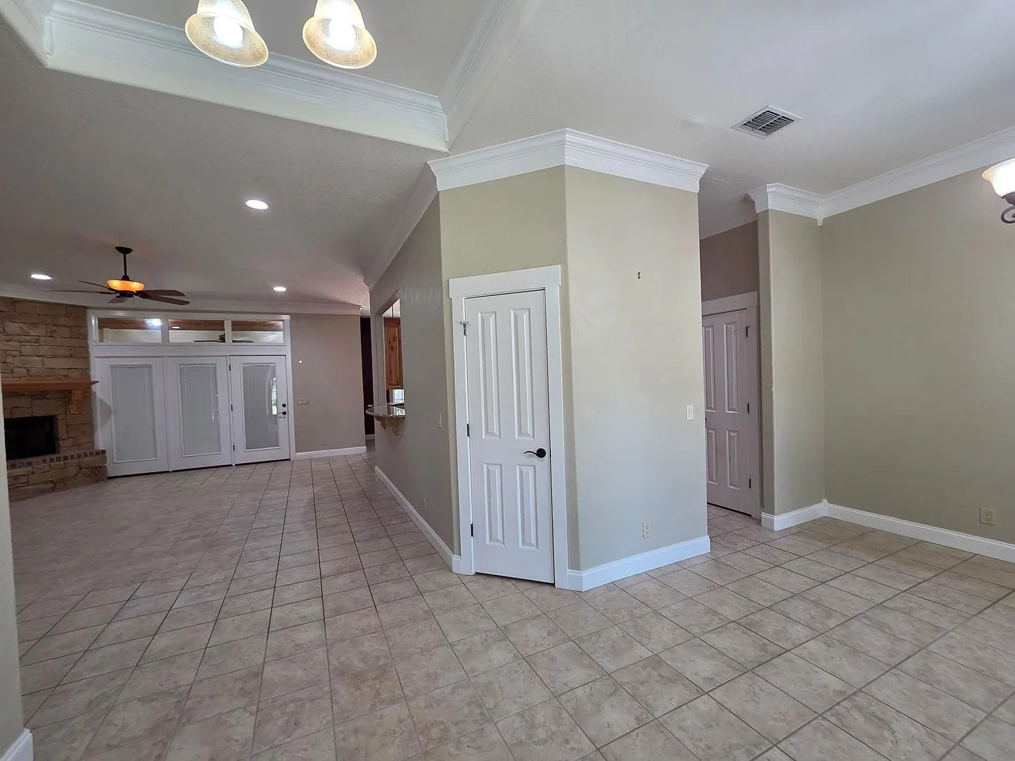 For Lease!! Great Location! — Photo 4