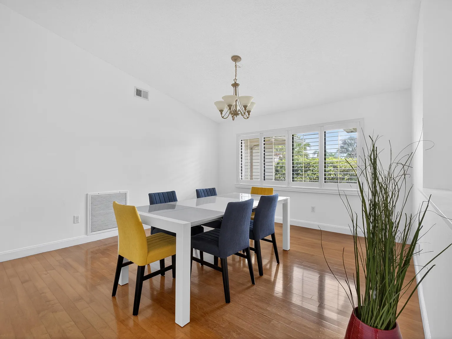 4 bed, 2.5 bath, 2709 sqft, $5,200 — Photo 3