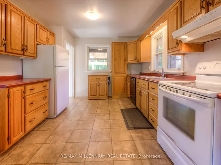 135 Byron Ave — Photo 5