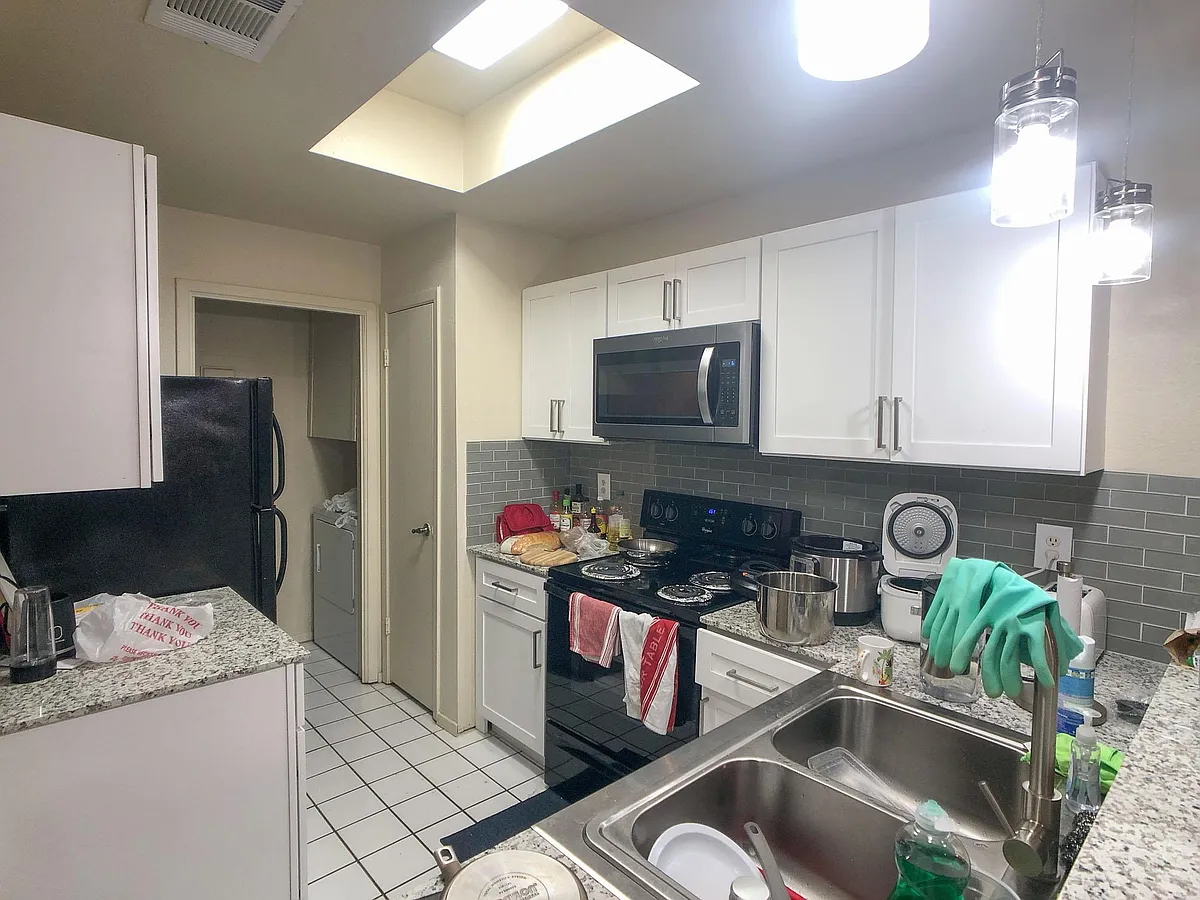 Building Photo - 806 W 24th St #211