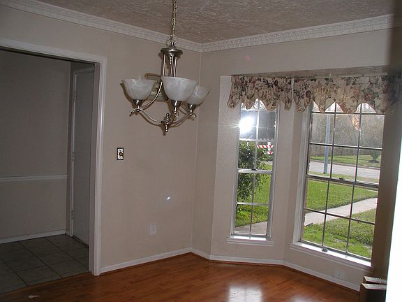 Dining room w bay window
