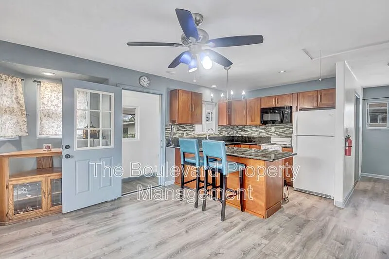 2 bed, 1.0 bath, 600 sqft, $2,400 — Photo 4