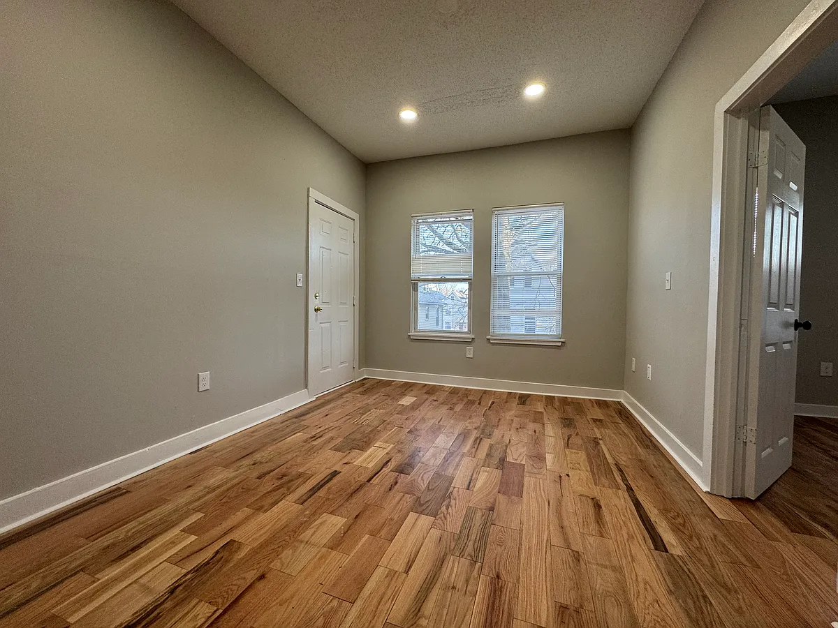 Building Photo - 142 Rowe St #2C